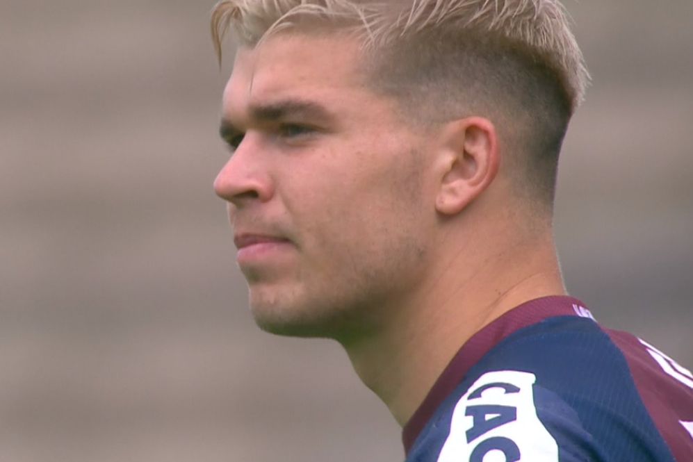 Matthieu Jalibert au repos face à Agen
