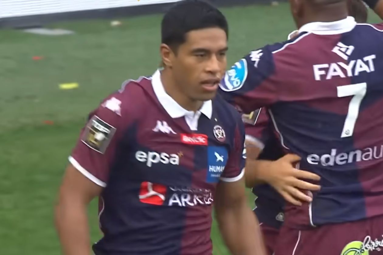 Salesi Rayasi titulaire avec les Fidji